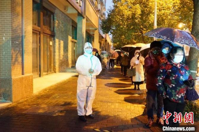 余杭二院醫(yī)護(hù)人員在核酸檢測(cè)現(xiàn)場(chǎng)維持秩序?！◆斏Ｉ?攝