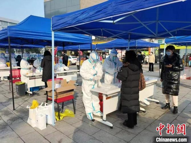 浙江醫(yī)院醫(yī)護(hù)人員開(kāi)展核酸檢測(cè)。　浙江醫(yī)院供圖