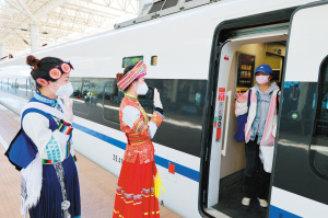 工作人員穿上少數(shù)民族服飾為旅客提供服務(wù)。昆明局集團(tuán)供圖