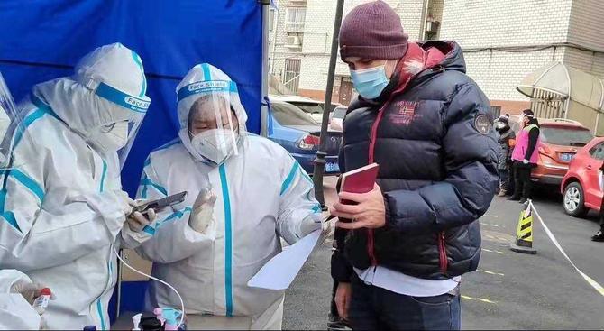 1642426637111667.jpg?x-oss-process=style/w10 天津外國語大學(xué)趙石薇老師為外籍教師和留學(xué)生采集護(hù)照信息2.jpg?x-oss-process=style/w10