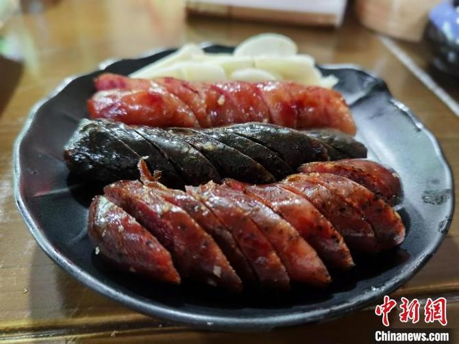 圖為臺(tái)灣香腸?！≈苎嗔?攝