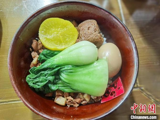 謝木傳店里的臺(tái)灣鹵肉飯?！≈苎嗔?攝