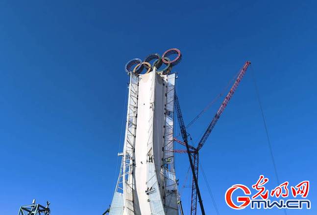 冬奧倒計(jì)時(shí)丨“奧運(yùn)五環(huán)”亮相長城腳下 建設(shè)者體驗(yàn)冰雪運(yùn)動(dòng)為冬奧加油