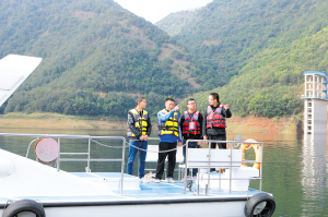 宜良縣紀(jì)檢監(jiān)察干部前往水源地開展監(jiān)督檢查，推動生態(tài)環(huán)保領(lǐng)域監(jiān)督常態(tài)化。 通訊員易盛芳攝