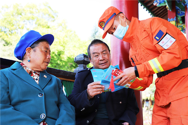 圖為深入古城宣傳森林防火知識(shí) 圖為深入古城宣傳森林防火知識(shí)