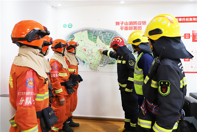 圖為與古城消防救援站聯(lián)演聯(lián)訓(xùn) 圖為與古城消防救援站聯(lián)演聯(lián)訓(xùn)