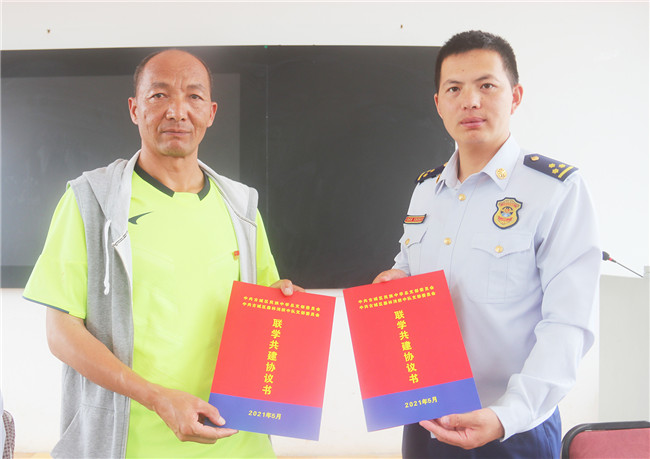 圖為中隊(duì)與學(xué)校簽訂聯(lián)學(xué)共建協(xié)議書 圖為中隊(duì)與學(xué)校簽訂聯(lián)學(xué)共建協(xié)議書