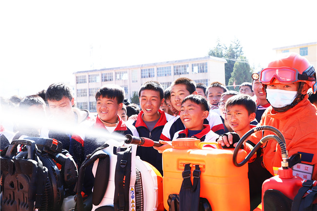 圖為給學(xué)生上裝備體驗(yàn)課 圖為給學(xué)生上裝備體驗(yàn)課