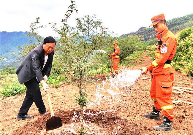 圖為指戰(zhàn)員參與抗旱救災(zāi) 圖為指戰(zhàn)員參與抗旱救災(zāi)