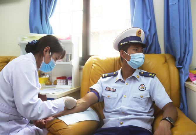 圖為義務(wù)獻(xiàn)血 圖為義務(wù)獻(xiàn)血