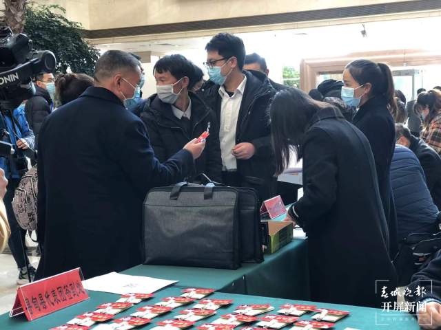 為民“代言” 昆明市人大代表攜民意報(bào)到(開屏新聞?dòng)浾邤z)