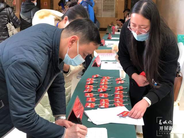 為民“代言” 昆明市人大代表攜民意報(bào)到(開屏新聞?dòng)浾邤z)