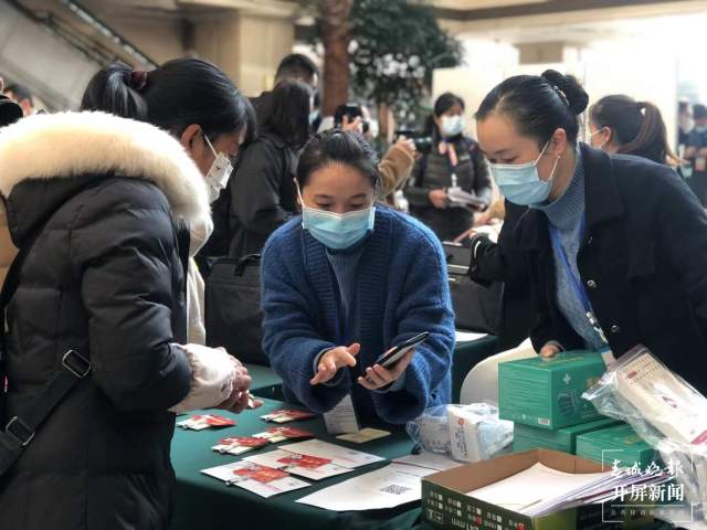 為民“代言” 昆明市人大代表攜民意報(bào)到(開屏新聞?dòng)浾邤z)