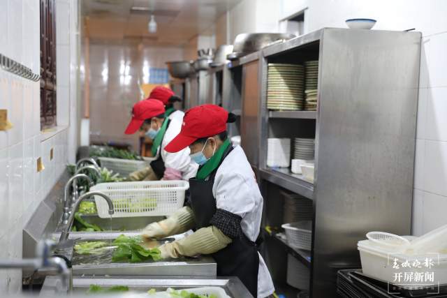 今年來昆明已檢查餐飲單位39627家(開屏新聞?dòng)浾?王磊 攝)