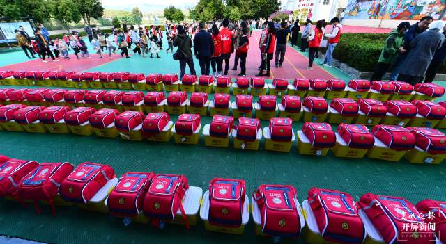 新春走基層|一百余份暖冬包送進紅河建水王馬寨小學(xué)(春城晚報-開屏新聞記者 馬雯 通訊員 盧維前 李金琳 攝)