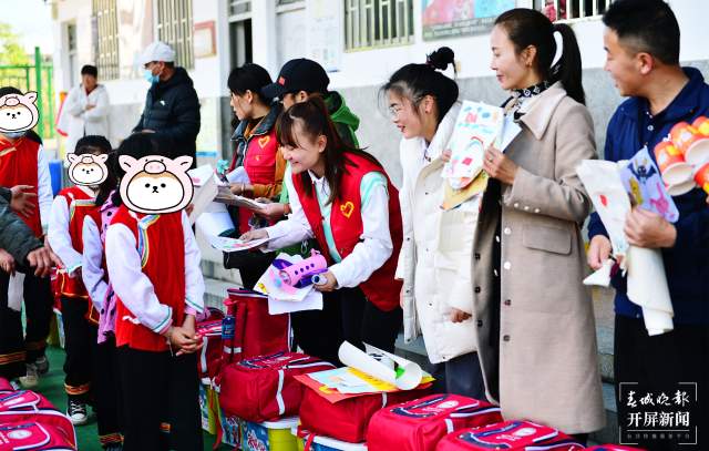 新春走基層|一百余份暖冬包送進紅河建水王馬寨小學(xué)(春城晚報-開屏新聞記者 馬雯 通訊員 盧維前 李金琳 攝)