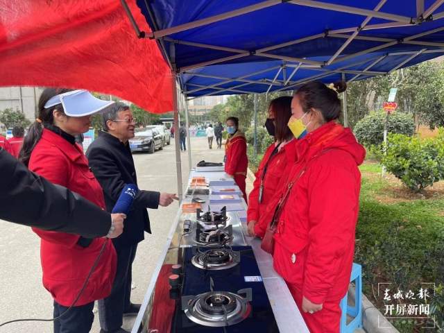 昆明市主城區(qū)4個(gè)老舊小區(qū)近5000住戶春節(jié)前用上天然氣(通訊員 武慧靜 攝)