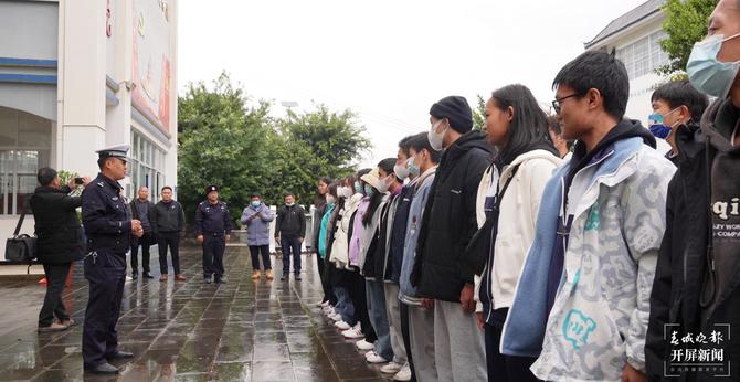 怒江瀘水突擊小分隊(duì)歷經(jīng)9個(gè)小時(shí)護(hù)送29名學(xué)生回家 崔敏 通訊員 楊權(quán) 攝