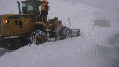 怒江瀘水突擊小分隊(duì)歷經(jīng)9個(gè)小時(shí)護(hù)送29名學(xué)生回家 崔敏 通訊員 楊權(quán) 攝