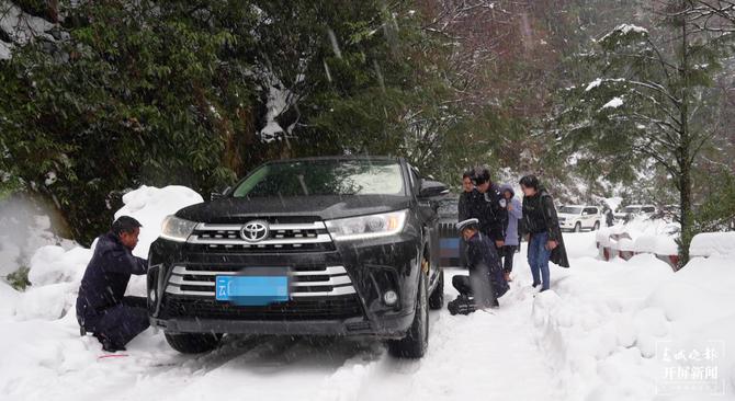 怒江瀘水突擊小分隊(duì)歷經(jīng)9個(gè)小時(shí)護(hù)送29名學(xué)生回家 崔敏 通訊員 楊權(quán) 攝