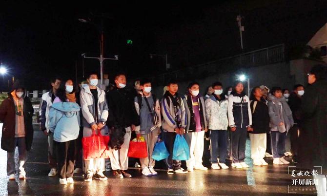 怒江瀘水突擊小分隊(duì)歷經(jīng)9個(gè)小時(shí)護(hù)送29名學(xué)生回家 崔敏 通訊員 楊權(quán) 攝