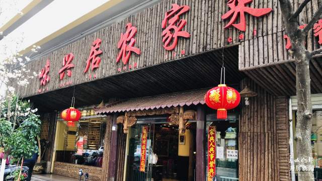 昆明一餐館張貼告示：愿為困難之人提供免費“簡餐”（開屏新聞記者 林舒佳 實習(xí)生 崔睿嫻 張媛源 攝）