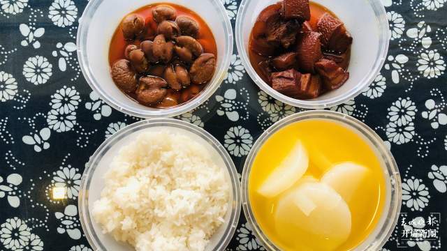 昆明一餐館張貼告示：愿為困難之人提供免費“簡餐”（開屏新聞記者 林舒佳 實習(xí)生 崔睿嫻 張媛源 攝）