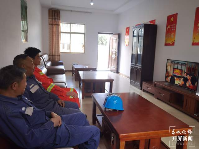 撒霧嘎管護站點通電通網(wǎng) 護林員張萬德“美夢成真” (4).jpg