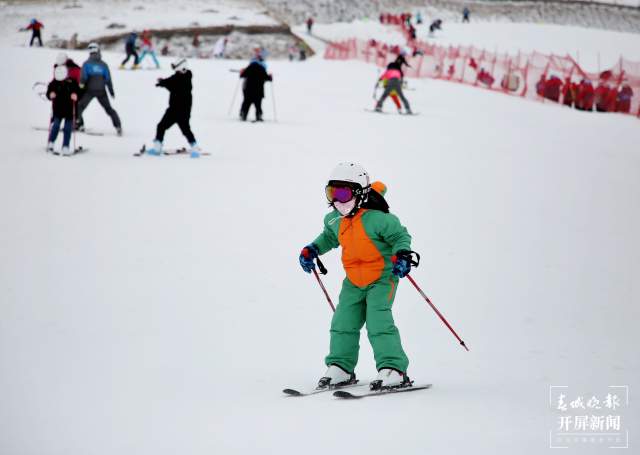 云南會澤高山滑雪場成冰雪歡樂園 (2).JPG