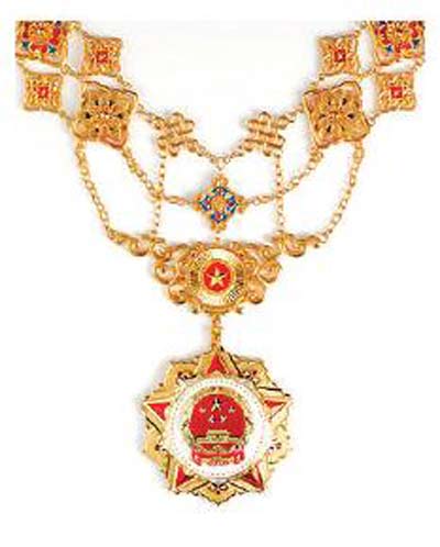 他們的卓越貢獻(xiàn)高揚(yáng)在共和國(guó)的旗幟上