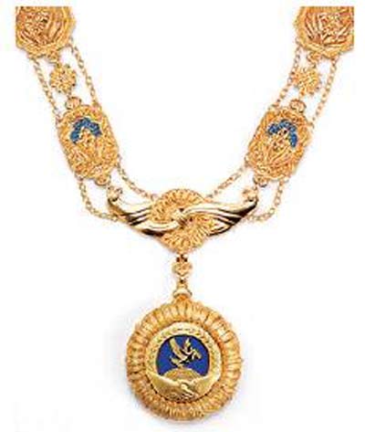 他們的卓越貢獻(xiàn)高揚(yáng)在共和國(guó)的旗幟上