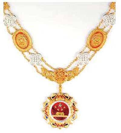 他們的卓越貢獻(xiàn)高揚(yáng)在共和國(guó)的旗幟上