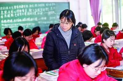 他們的卓越貢獻(xiàn)高揚(yáng)在共和國(guó)的旗幟上