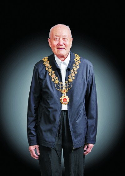 他們的卓越貢獻(xiàn)高揚(yáng)在共和國(guó)的旗幟上