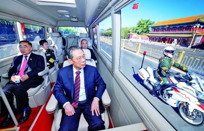 他們的卓越貢獻(xiàn)高揚(yáng)在共和國(guó)的旗幟上