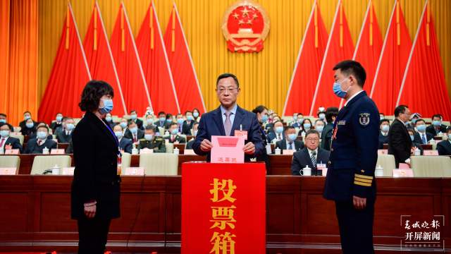 陳世禹當(dāng)選曲靖市人大常委會(huì)主任，李先祥當(dāng)選曲靖市市長