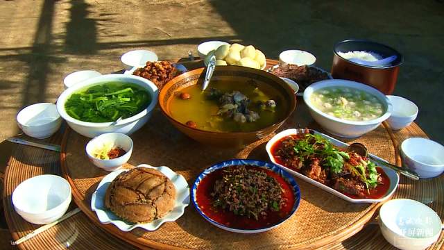 保山昌寧：聊家常 品美食 慶團(tuán)圓 噴香年夜飯承載著滿滿心意