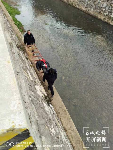 昭陽區(qū)兩民警緊急營救墜河老人2(12774247)-20220131202250.jpg