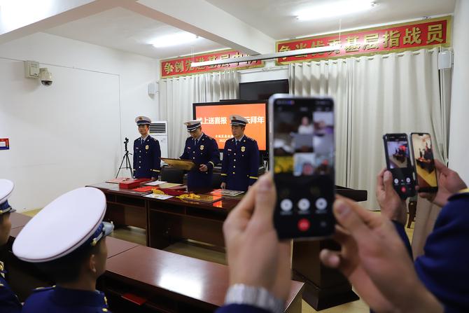 視頻連線家屬送喜報