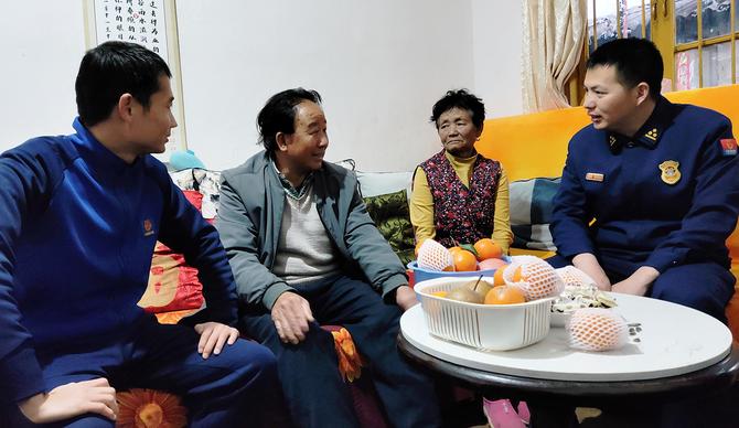 與劉永章、李秀英嘮家常