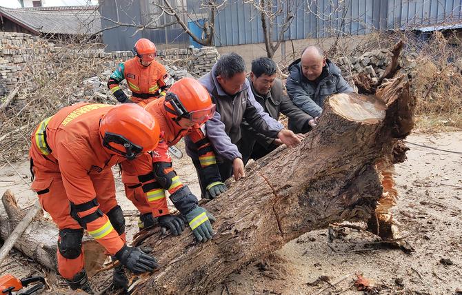 與村民合力搬移倒木