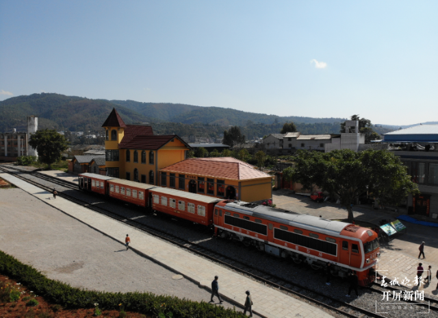 云南米軌旅游小火車春節(jié)假期發(fā)送旅客1.1萬(wàn) 孫江葒 通訊員 劉昊亮 王莉 攝