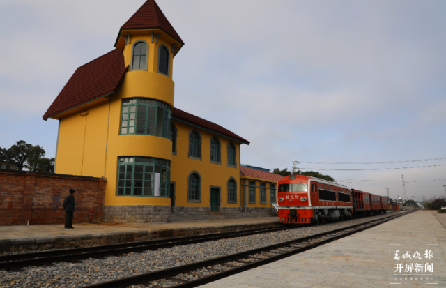 云南米軌旅游小火車春節(jié)假期發(fā)送旅客1.1萬(wàn) 孫江葒 通訊員 劉昊亮 王莉 攝