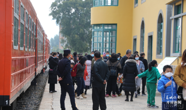 云南米軌旅游小火車春節(jié)假期發(fā)送旅客1.1萬(wàn) 孫江葒 通訊員 劉昊亮 王莉 攝