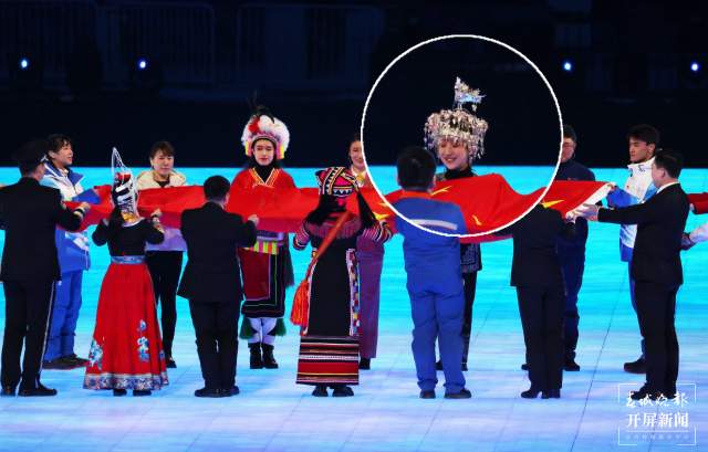 榮耀時刻！云南富源水族姑娘肖然在冬奧會開幕式上參與傳遞國旗（蔣瓊波 通訊員 鄒玲鳳 李澤慧 攝）