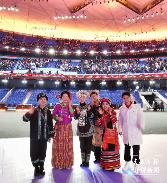 榮耀時刻！云南富源水族姑娘肖然在冬奧會開幕式上參與傳遞國旗（蔣瓊波 通訊員 鄒玲鳳 李澤慧 攝）