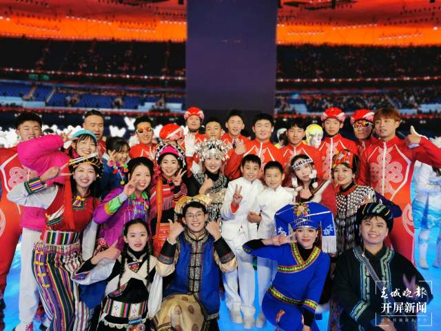 榮耀時刻！云南富源水族姑娘肖然在冬奧會開幕式上參與傳遞國旗（蔣瓊波 通訊員 鄒玲鳳 李澤慧 攝）