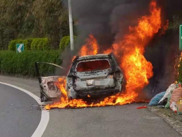 驚險(xiǎn)！云南一司機(jī)開車聞到燒焦味，下車后車輛燃起熊熊大火…
