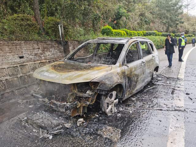 驚險(xiǎn)！云南一司機(jī)開車聞到燒焦味，下車后車輛燃起熊熊大火…