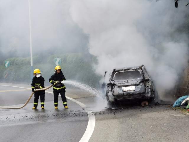 驚險(xiǎn)！云南一司機(jī)開車聞到燒焦味，下車后車輛燃起熊熊大火…